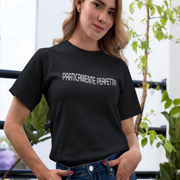 T-SHIRT DONNA PRATICAMENTE PERFETTA